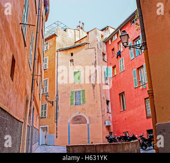 Les vieilles maisons colorées bordent la rue étroite et escarpée de la vieille ville, Nice, France Banque D'Images