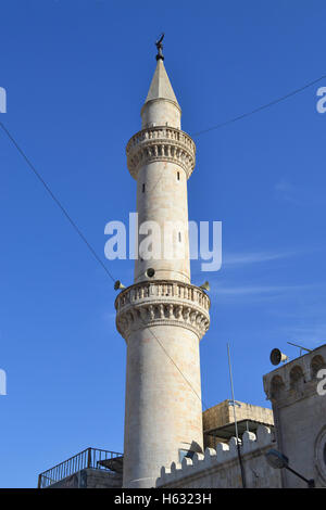 Le minaret de la mosquée Al-Husseini, la plus ancienne mosquée au centre-ville d'Amman. La mosquée est un lieu emblématique pour les touristes à Amman Banque D'Images