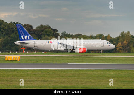 Airbus A320-232 OY-KAS SAS Scandinavian Airlines, des arrivées. L'aéroport de Manchester Uk Banque D'Images