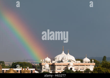 Arc-en-ciel sur le temple sikh à Gravesend, Kent Banque D'Images