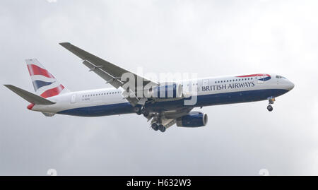 British Airways Boeing 767 G-BZHC entrée en terre à l'aéroport de Londres Heathrow LHR Banque D'Images