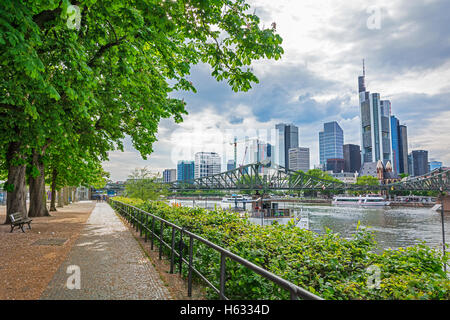 FRANKFURT AM MAIN, ALLEMAGNE - le 18 mai 2016 : panorama de la ville du quartier financier de Francfort. vue depuis la rive sud de la Banque D'Images