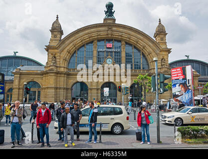 FRANKFURT AM MAIN, ALLEMAGNE - 20 MAI 2016 : l'avant de la gare principale de Francfort. Plus de 350 000 voyageurs utilisent Banque D'Images