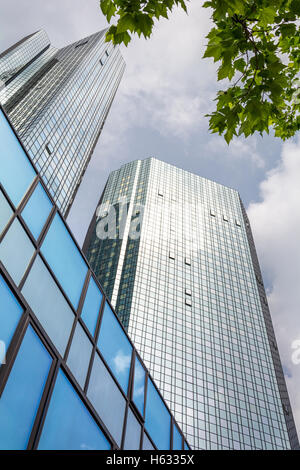 FRANKFURT AM MAIN, ALLEMAGNE - 20 MAI 2016 : Gratte-ciel de Francfort am Main. Frankfurt am Main est une dynamique et international fi Banque D'Images