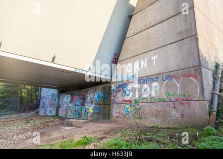 Sous le pont Graffiti Cleddau, Pembrokeshire Banque D'Images