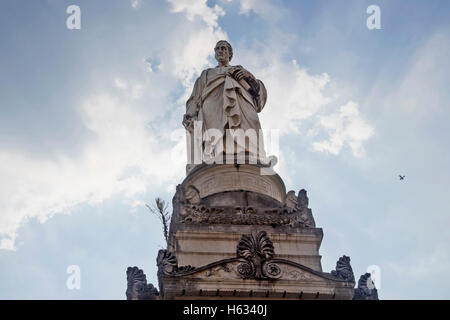 Le célèbre savant Alessandro Volta statue avec ciel dramatique Como , Italie, Europe Banque D'Images