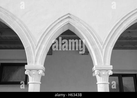 Détail de cloître rectangulaire avec des arcs gothiques et des colonnes de marbre. Banque D'Images