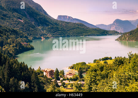 Le Lac de Molveno, élu plus beau lac d'Italie en 2016. Banque D'Images