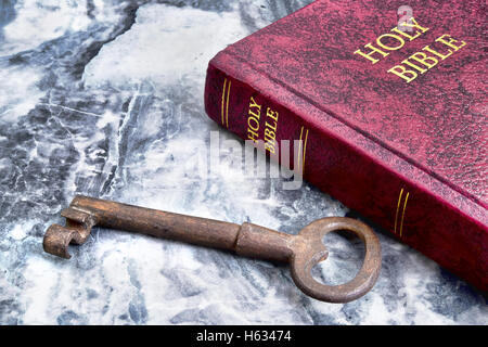 Sainte Bible et l'ancienne clé. Banque D'Images