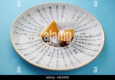 Une fortune cookie sur une assiette. Banque D'Images