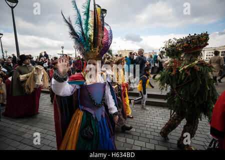 'Beaucoup' Octobre Automne fête des récoltes procession à Southwark, Londres, Royaume-Uni. Banque D'Images