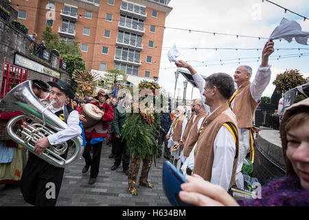 'Beaucoup' Octobre Automne fête des récoltes procession à Southwark, Londres, Royaume-Uni. Banque D'Images