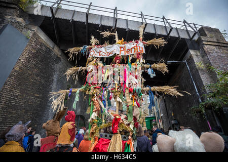 'Beaucoup' Octobre Automne fête des récoltes procession à Southwark, Londres, Royaume-Uni. Banque D'Images