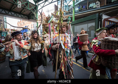 'Beaucoup' Octobre Automne fête des récoltes procession à Southwark, Londres, Royaume-Uni. Banque D'Images