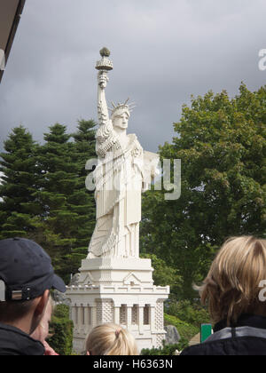 Un tour en bateau dans la région de Legoland Billund Danemark, par la statue de la liberté américaine et moyen-orientale d'une mosquée construite à partir de briques Lego Banque D'Images