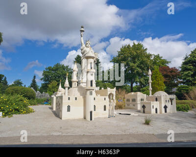 Un tour en bateau dans la région de Legoland Billund Danemark, par la statue de la liberté américaine et moyen-orientale d'une mosquée construite à partir de briques Lego Banque D'Images