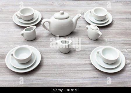 Concept alimentaire - tasses avec soucoupes et service à thé sur la carte gris-brun Banque D'Images