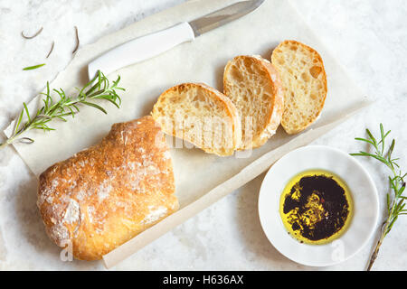 Ciabatta pain italien à l'huile d'olive et de romarin sur fond de marbre blanc - produits frais boulangerie pains maison Banque D'Images