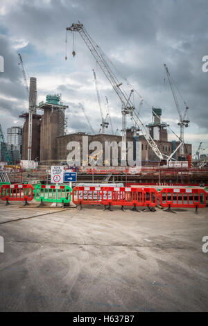 Surround grues le réaménagement de Battersea Power Station à Londres, Royaume-Uni Banque D'Images