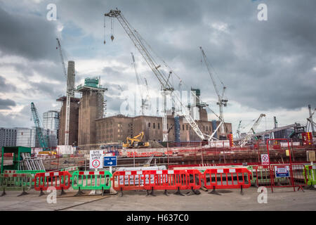 Surround grues le réaménagement de Battersea Power Station à Londres, Royaume-Uni Banque D'Images