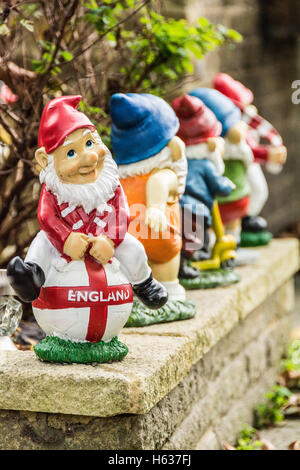 Un jardin à l'avant plein de gnomes de jardin dans le sud-est de Londres, Royaume-Uni Banque D'Images