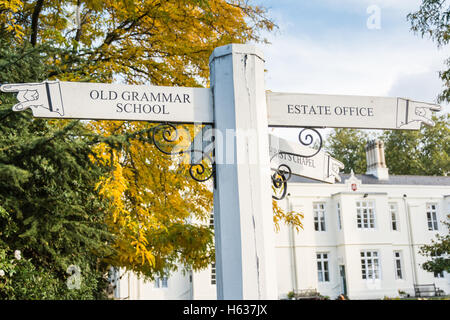 Signe de doigt traditionnel Old Grammar School à Dulwich Village, Dulwich, Southwark, Londres, Angleterre, ROYAUME-UNI Banque D'Images