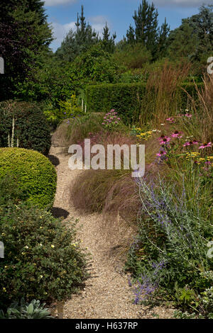 Chemin de gravier et de l'été jardin anglais en boarder Banque D'Images