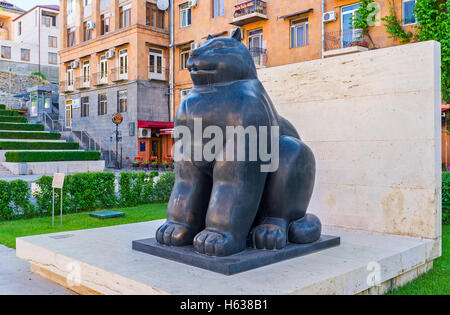 Le chat géant Botero dans Cafesjian jardin de sculptures dans le centre-ville, à Erevan. Banque D'Images