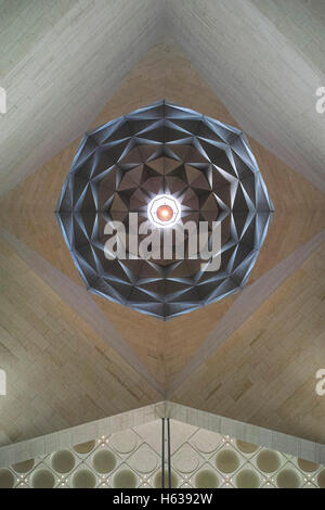 Doha. Le Qatar. Musée d'Art Islamique conçu par I.M.Pei. Apex de l'intérieur de l'atrium. Banque D'Images