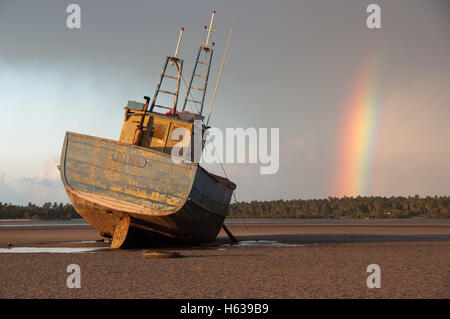 Une photo d'un bâtiment désaffecté à marée basse, capturés dans l'avant-plan d'un orage en fin d'après-midi, d'Inhambane au Mozambique. Banque D'Images