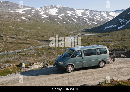 Une voiture en direction est sur l'ancienne route plus Strynsfjellet montagne en Norvège. Banque D'Images