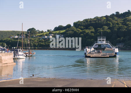 Le traversier supérieur à Dartmouth, Devon quitte le Dart Marina pour l'kingswear côté de la rivière Dart Banque D'Images