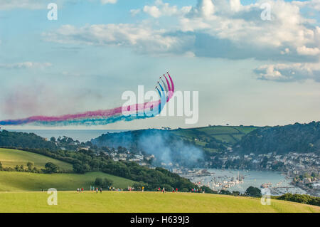 Affichage de voltige par les flèches rouges sur Dartmouth et devon kingswear, Royaume-Uni sur une soirée d'été. Banque D'Images