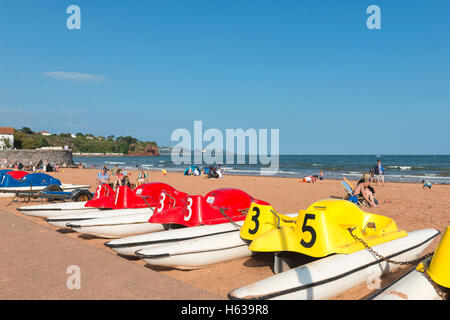 Pédalos sur la plage de goodrington sands, Paignton, Devon, Angleterre Banque D'Images