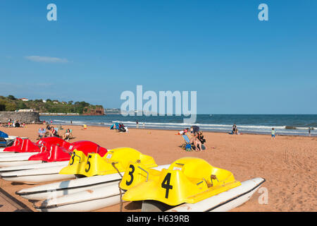 Pédalos sur la plage de goodrington sands, Paignton, Devon, Angleterre Banque D'Images