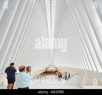 Cathédrale-comme l'intérieur de l'hôtel de transit plate-forme d'observation. L'Oculus, World Trade Center Transportation Hub, New York, United Banque D'Images