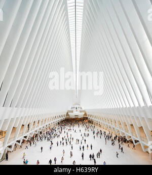 Cathédrale-comme l'intérieur de l'hôtel de transit plate-forme d'observation au niveau de la rue. L'Oculus, World Trade Center Transportation Hub, New York, United States. Architecte : Santiago Calatrava, 2016. Banque D'Images