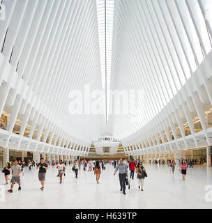 Comme le transport en commun de la cathédrale l'intérieur de hall des arrivées. L'Oculus, World Trade Center Transportation Hub, New York, United States. Architecte : Santiago Calatrava, 2016. Banque D'Images