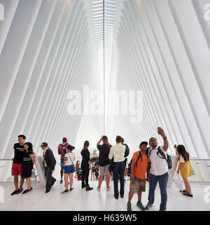 Cathédrale-comme l'intérieur de l'hôtel de transit plate-forme d'observation. L'Oculus, World Trade Center Transportation Hub, New York, United Banque D'Images