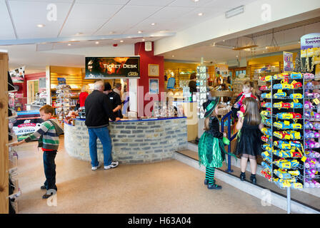 La boutique de cadeaux au les grottes préhistoriques la caverne de Kent à Torquay, Devon, UK Banque D'Images