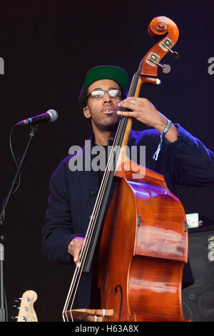 Rasheed Karl Abel, jouant contrebasse, partie de Laura Mvula's band, l'exécution sur la scène principale à la fête de la musique à Blackheath Banque D'Images