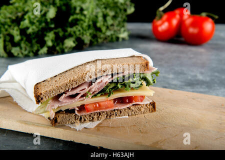 Snack italien avec du pain et jambon de parme une nourriture saine Banque D'Images