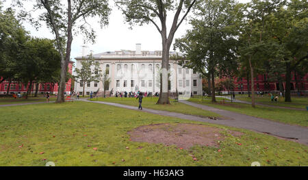 Boston, USA - Sept 9, 2016 : University Hall et John Harvard Monument situé sur le campus de l'Université de Harvard en 2016, le 9 septembre prochain sur dans Banque D'Images