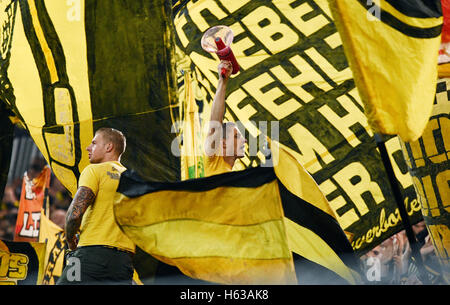 Dortmund Allemagne Signal-Iduna Arena 14.10.2016, 1. La saison de Bundesliga 2016/2017 journée 7, Borussia Dortmund (BVB) vs Hertha BSC --- capos de la Dortmund fans ultra parmi les drapeaux jaunes Banque D'Images