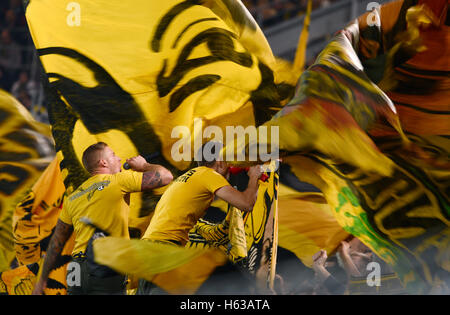 Dortmund Allemagne Signal-Iduna Arena 14.10.2016, 1. La saison de Bundesliga 2016/2017 journée 7, Borussia Dortmund (BVB) vs Hertha BSC --- capos de la Dortmund fans ultra parmi les drapeaux jaunes Banque D'Images