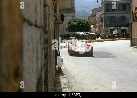 204 Ludovico Scarfiotti, Mike Parkes dans une Ferrari Dino 206S a pris sa retraite de Targa Florio 8 Mai 1966 Banque D'Images