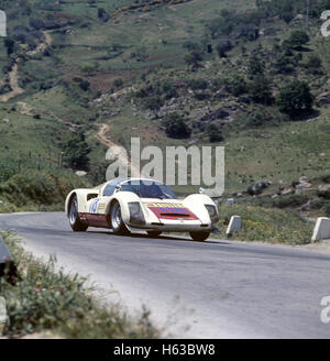 118 Luigi Taramazzo Giulio Bona en Porsche 906 a pris sa retraite dans la Targa Florio 14 Mai 1967 Banque D'Images