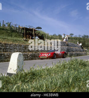 170 Andrea de Adamich et Jean Rolland Alfa Romeo T33 a pris sa retraite de la Targa Florio 14 Mai 1967 Banque D'Images