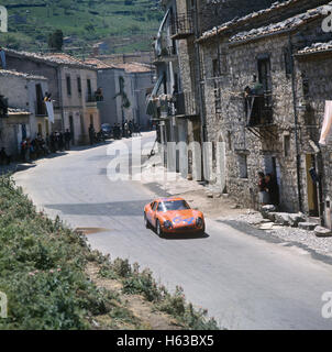 64 Roberto Bussinello et Nino Todaro dans une Alfa Romeo Giulia a pris sa retraite de la Targa Florio 9 Mai 1965 Banque D'Images