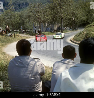 1961 Ridulfi 142 Enzo Buzzetti dans une Fiat 174 Abarth 1000, Leo Cella, Giampiero Biscaldi Porsche 910 Targa Florio 14 Mai 1967 Banque D'Images